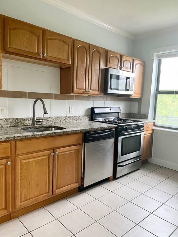 4 bed, 1 bath apartment for rent at 435 Walnut Ave Unit 9, Roxbury — photo 2 of 10
