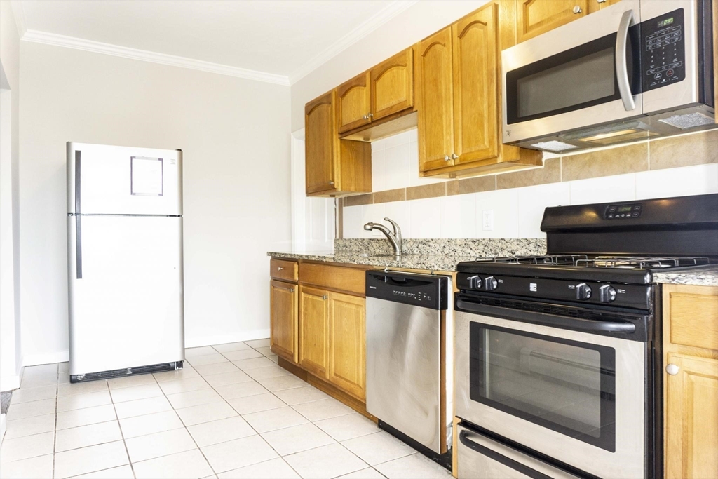 4 bed, 1 bath apartment for rent at 435 Walnut Ave Unit 9, Roxbury — photo 1 of 10