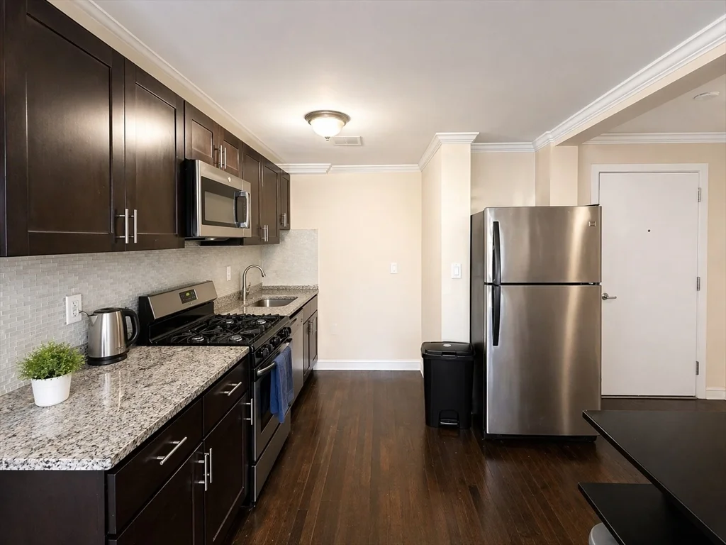 3 bed, 1 bath apartment for rent at 435 Walnut Ave Unit A, Jamaica Plain — photo 6 of 12
