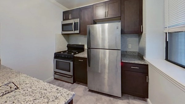 2 bed, 1 bath apartment for rent at 435 Walnut Ave Unit B, Roxbury — photo 1 of 6