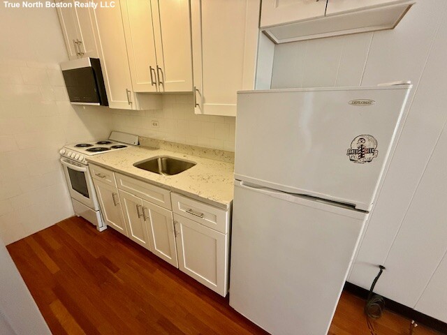 Studio bed, 1 bath apartment for rent at 436 Commercial St Unit 1, North End — photo 3 of 8