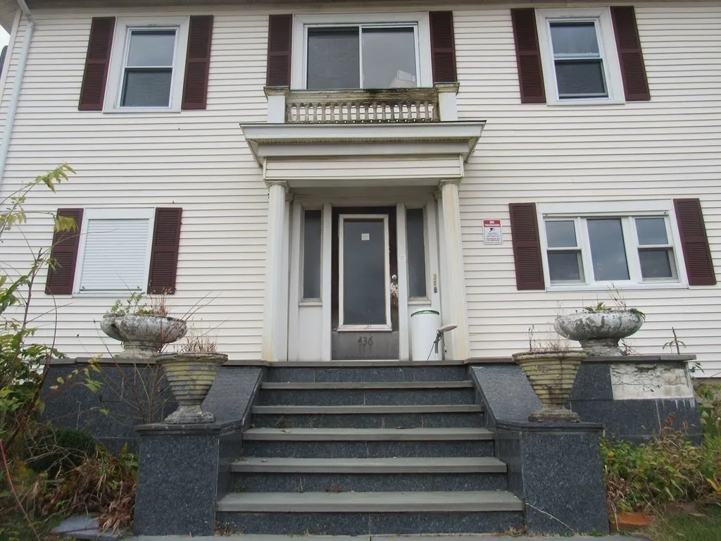 3 bed, 1 bath apartment for rent at 436 Shrewsbury St Unit 1, Shrewsbury Street — photo 2 of 6