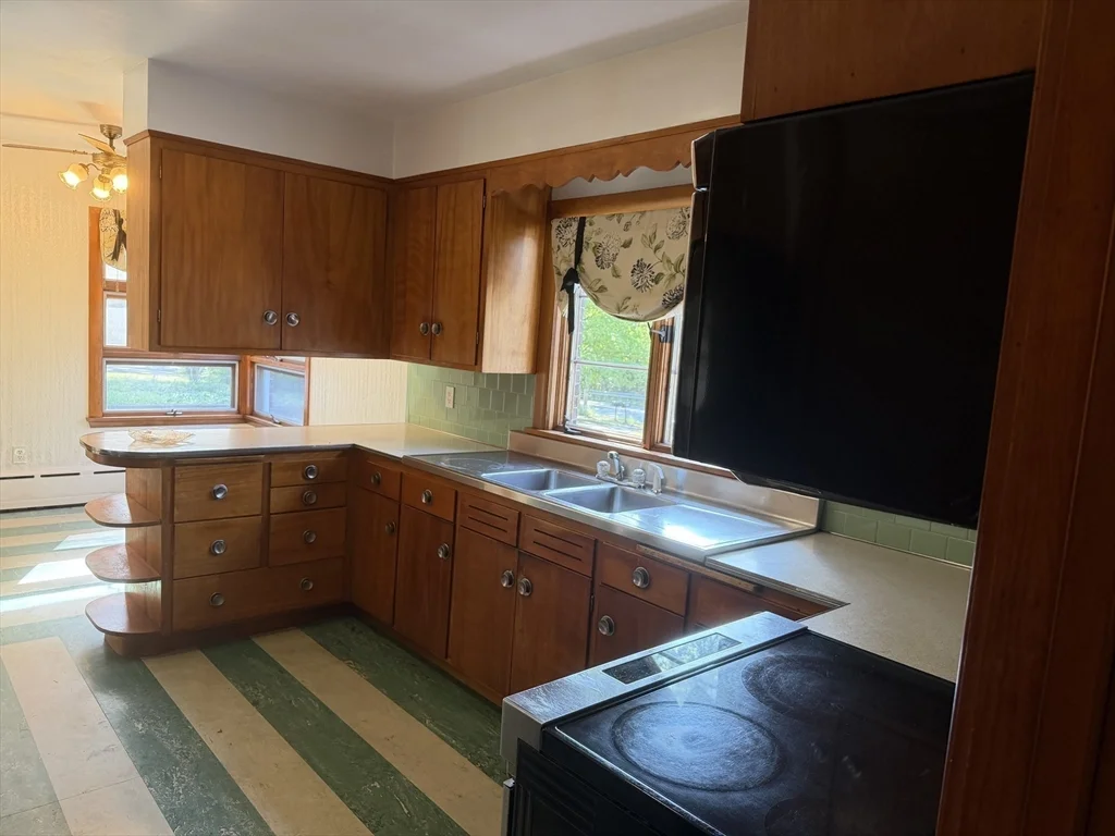 2 bed, 1 bath apartment for rent at 439 Lowell St, Andover — photo 3 of 18