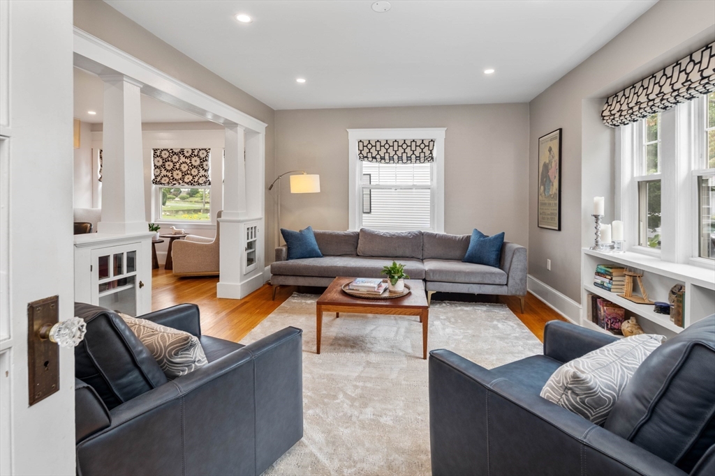 4 bed, 3 bath apartment for rent at 44 Antwerp St, East Milton — photo 2 of 11
