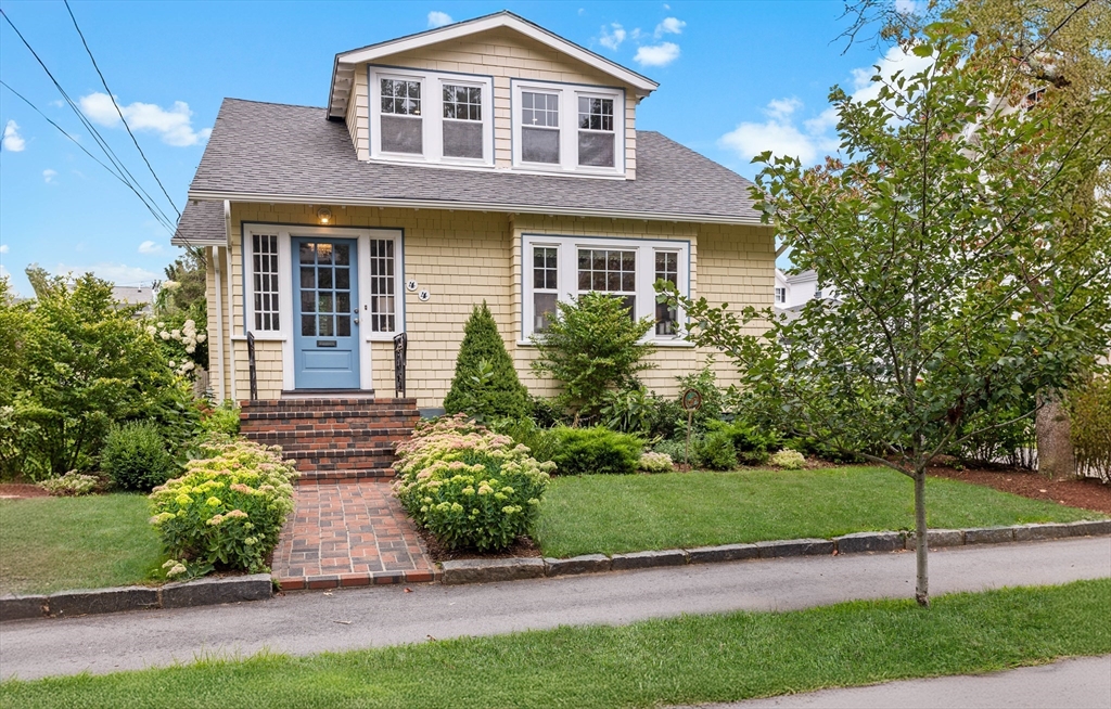 4 bed, 3 bath apartment for rent at 44 Antwerp St, East Milton — photo 1 of 11