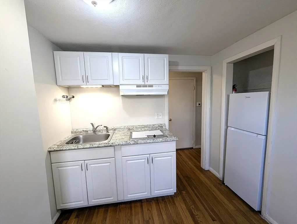 1 bed, 1 bath apartment for rent at 44 Barrington Rd Unit 1, Longmeadow — photo 6 of 11