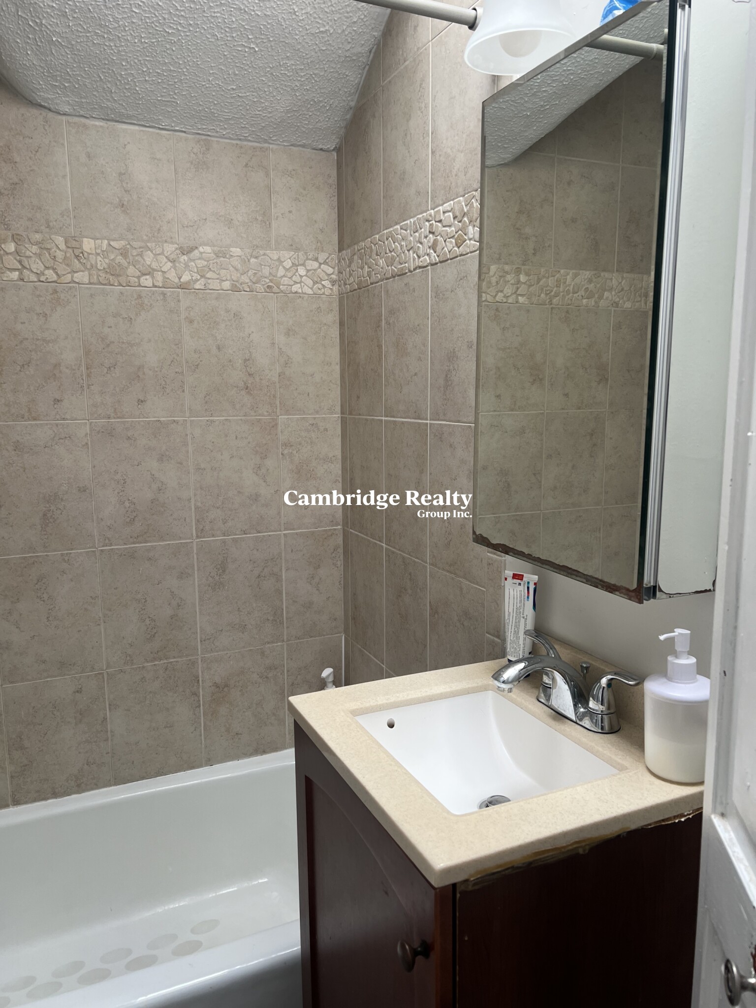 3 bed, 1 bath apartment for rent at 44 Berkeley St Unit 3, Spring Hill — photo 8 of 13