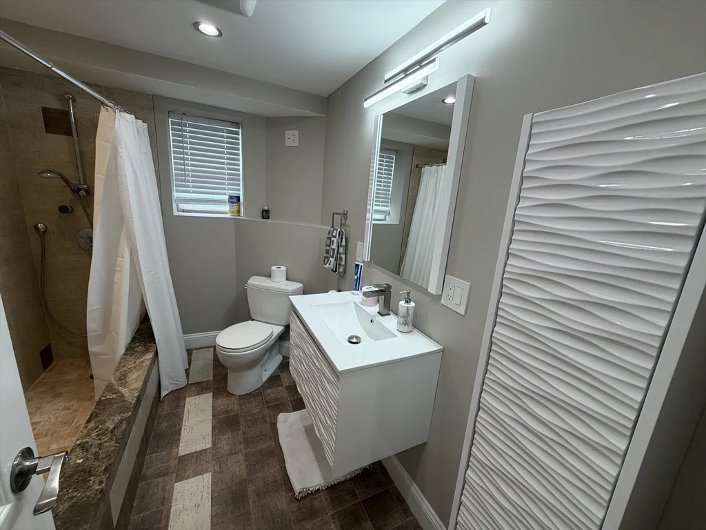 2 bed, 1 bath apartment for rent at 44 Broadlawn Unit 1, Chestnut Hill — photo 5 of 8