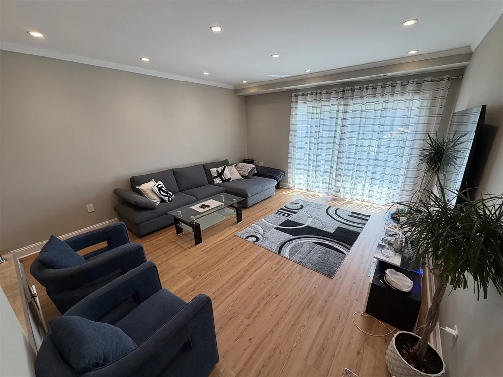 2 bed, 1 bath apartment for rent at 44 Broadlawn Unit 1, Chestnut Hill — photo 3 of 8