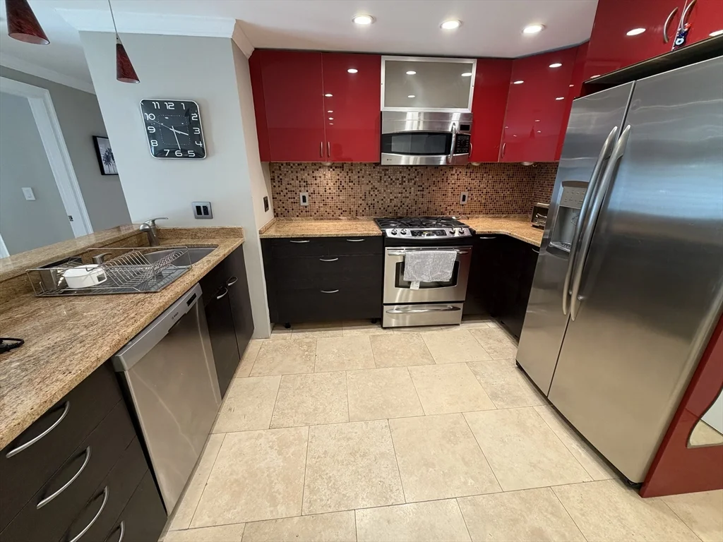 2 bed, 1 bath apartment for rent at 44 Broadlawn Unit 1, Chestnut Hill — photo 2 of 8