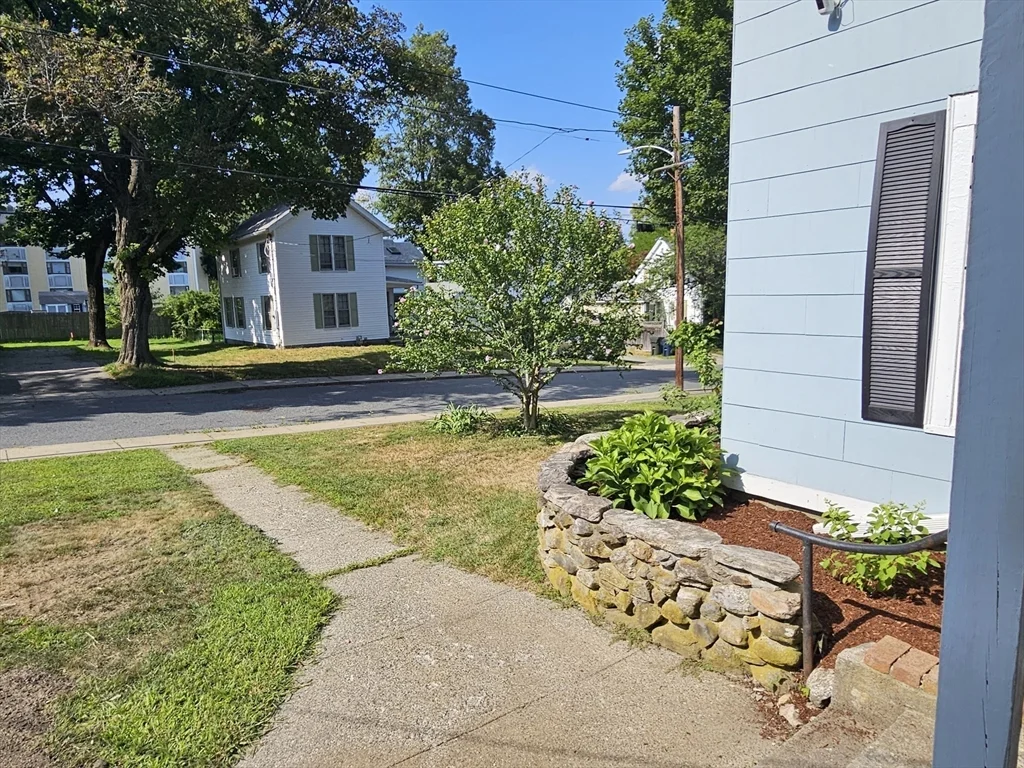 3 bed, 1 bath apartment for rent at 44 Chestnut St Unit 2, Marlborough — photo 4 of 26
