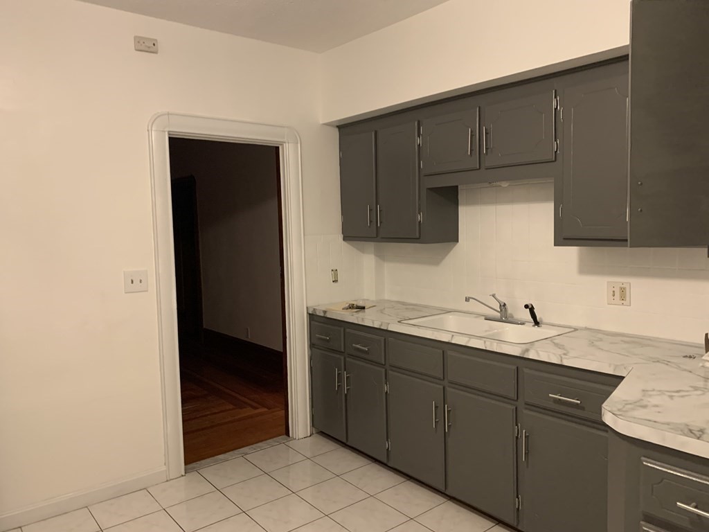 3 bed, 1 bath apartment for rent at 44 Crawford St Unit 2, Fall River — photo 2 of 9