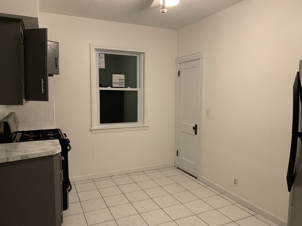 3 bed, 1 bath apartment for rent at 44 Crawford St Unit 2, Fall River — photo 3 of 9