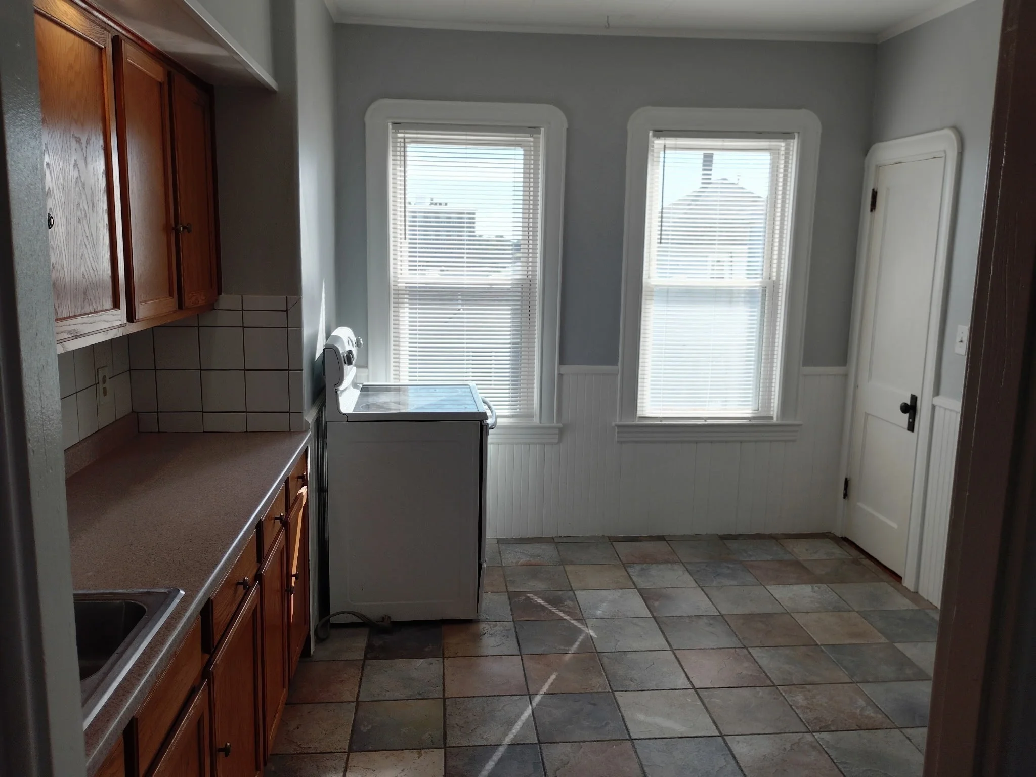 3 bed, 1 bath apartment for rent at 44 Crawford St Unit 3, Fall River — photo 7 of 10