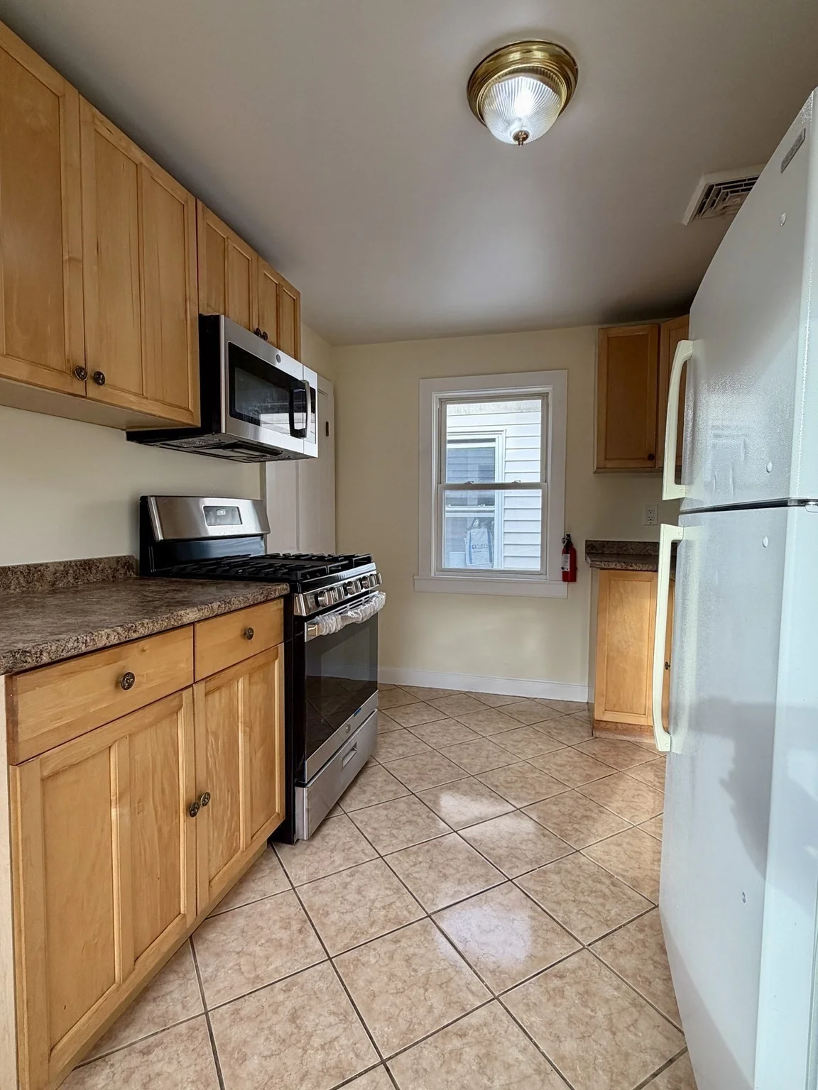 3 bed, 1 bath apartment for rent at 44 Everett St Unit 2, Everett — photo 2 of 10
