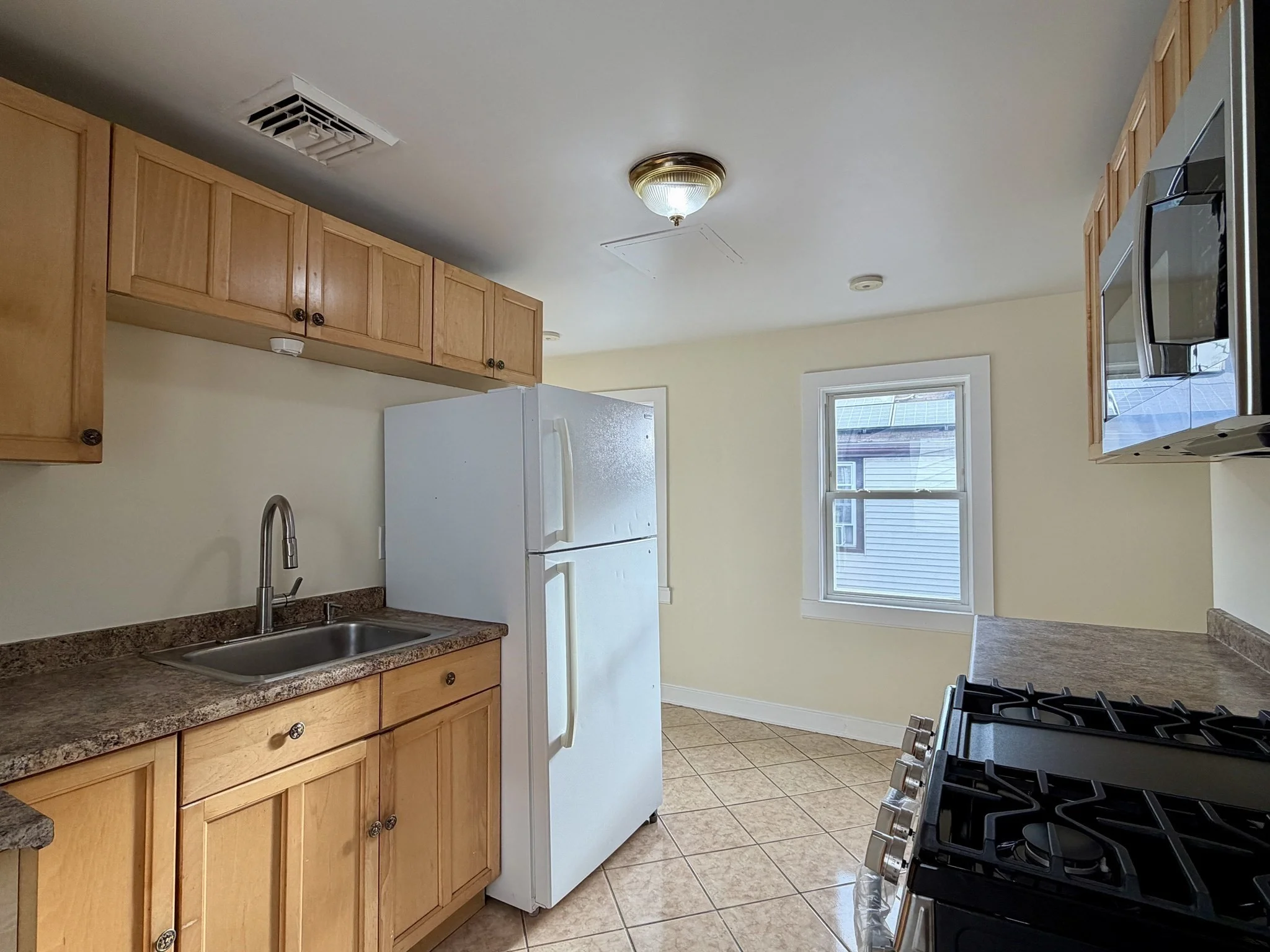 3 bed, 1 bath apartment for rent at 44 Everett St Unit 2, Everett — photo 3 of 10