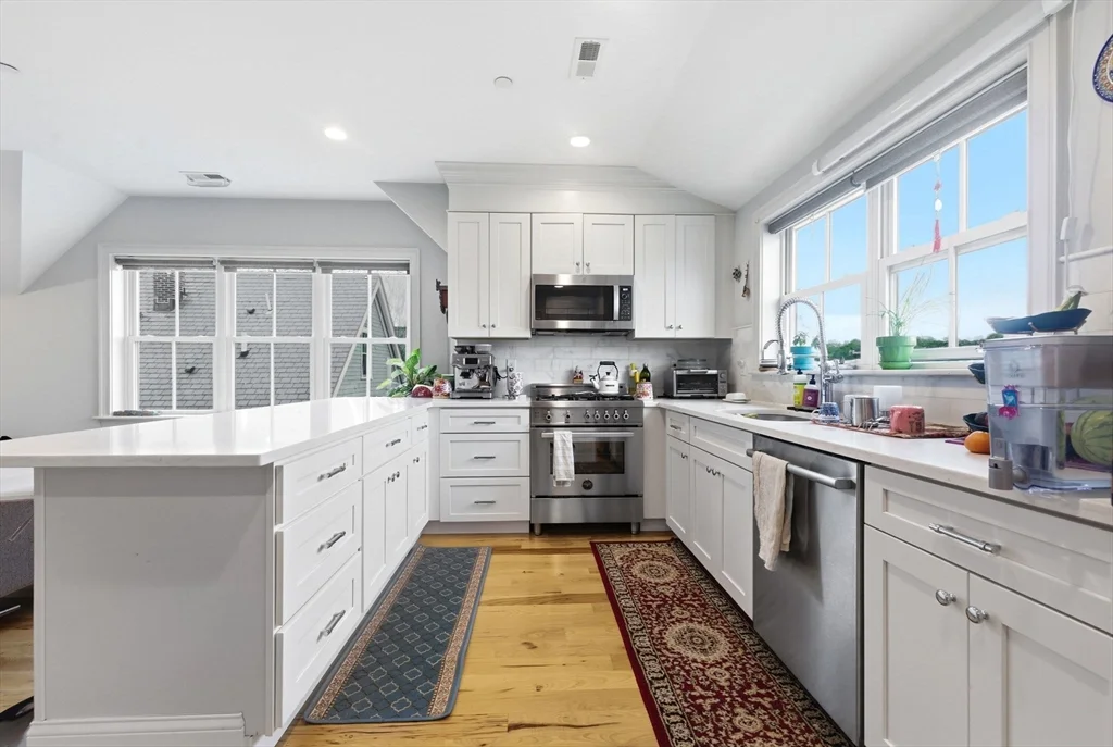 3 bed, 2 bath apartment for rent at 44 Evergreen St Unit 3, Jamaica Plain — photo 5 of 24