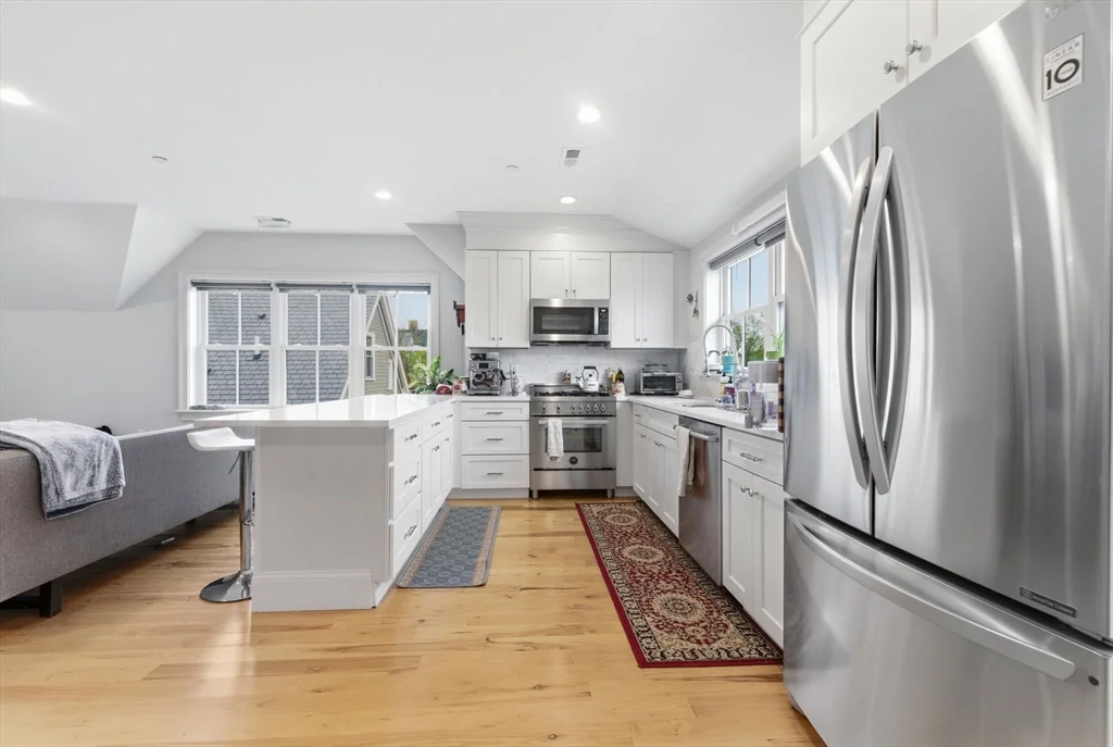3 bed, 2 bath apartment for rent at 44 Evergreen St Unit 3, Jamaica Plain — photo 4 of 24