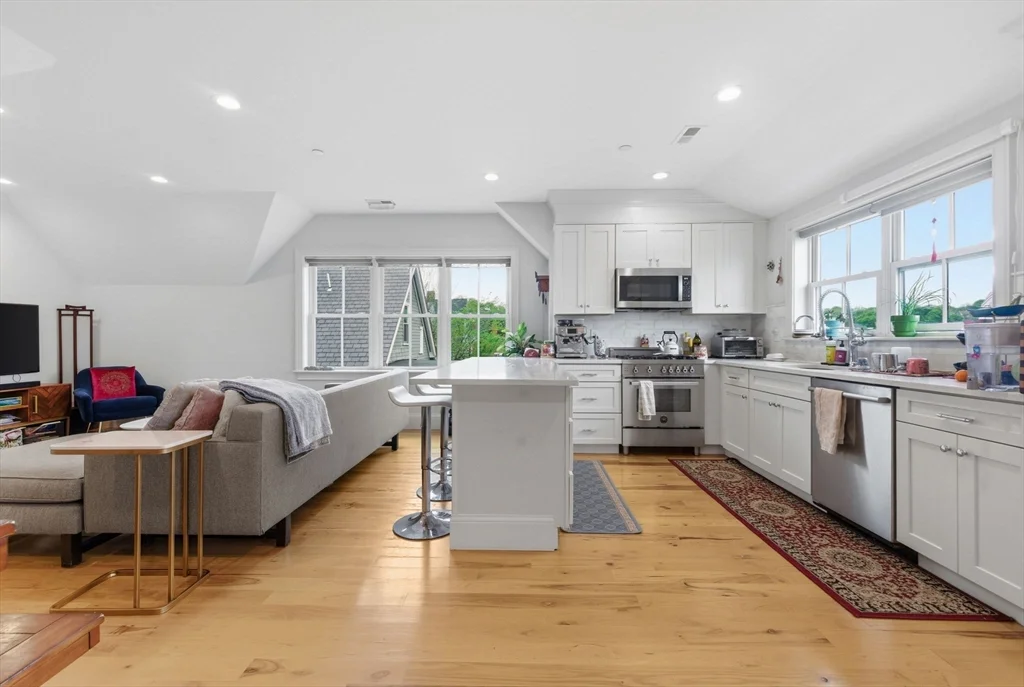 3 bed, 2 bath apartment for rent at 44 Evergreen St Unit 3, Jamaica Plain — photo 10 of 24