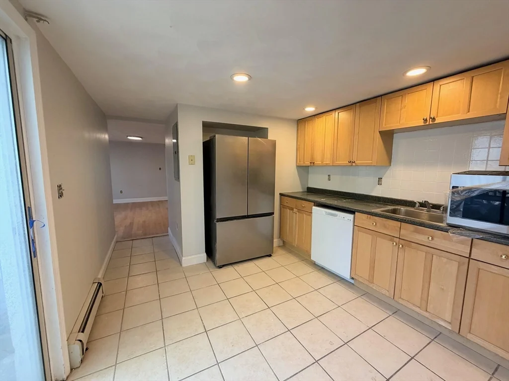 4 bed, 3 bath apartment for rent at 44 Franklin St Unit 1, Medford — photo 1 of 9