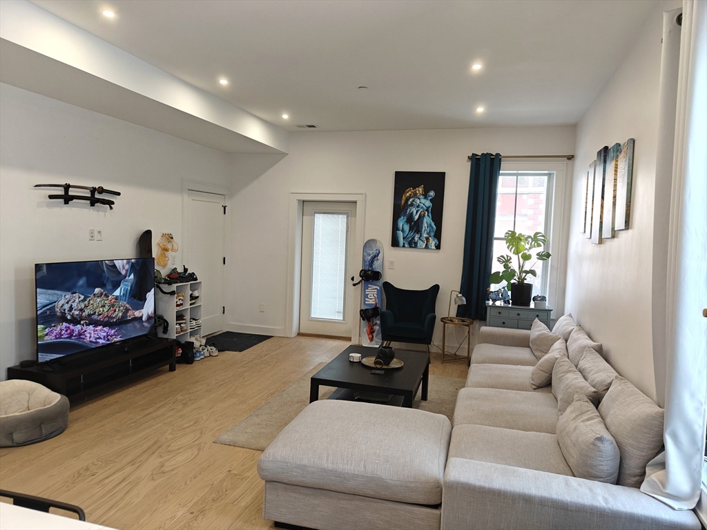 3 bed, 2 bath apartment for rent at 44 Glendale Unit 1, Dorchester — photo 4 of 16