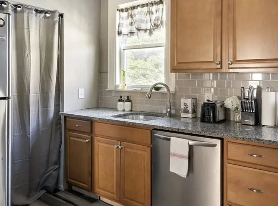 3 bed, 1 bath apartment for rent at 44 Green Leaf Unit 2, Tufts University — photo 9 of 16