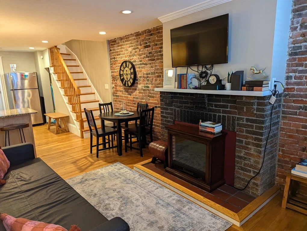 2 bed, 2 bath apartment for rent at 44 Grove St Unit 1, Beacon Hill — photo 1 of 17