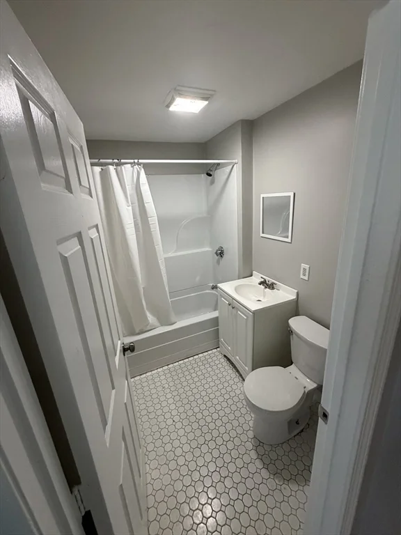 6 bed, 2 bath apartment for rent at 44 High Rock St Unit 2, Lynn — photo 6 of 12