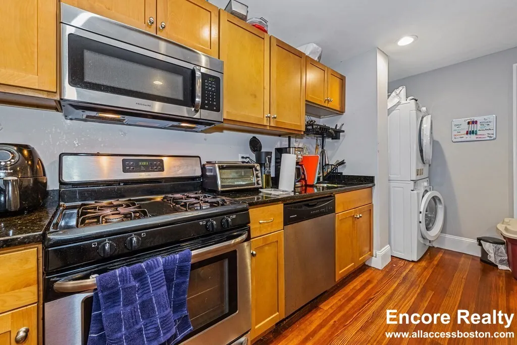 5 bed, 2 bath apartment for rent at 44 Hillside St Unit 3, Mission Hill — photo 6 of 60
