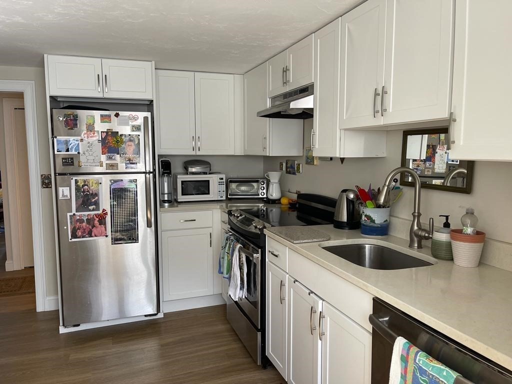 1 bed, 1 bath apartment for rent at 44 Humphrey St Unit 3, Swampscott — photo 2 of 7