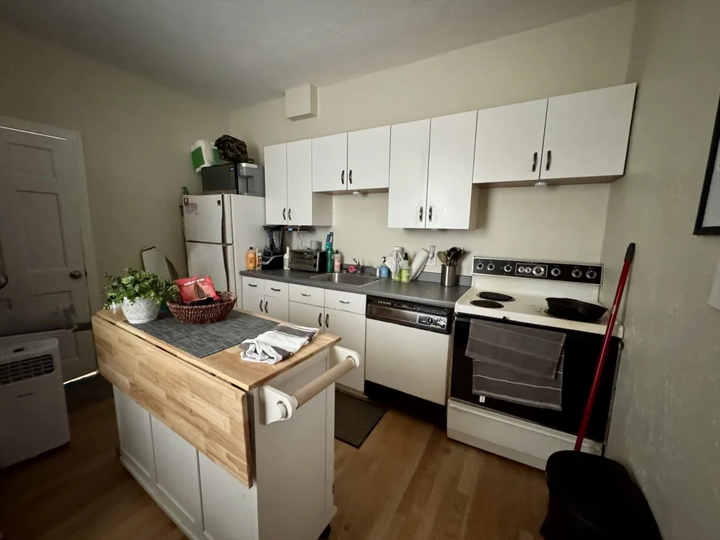 1 bed, 1 bath apartment for rent at 44 L St Unit 1, South Boston — photo 10 of 12