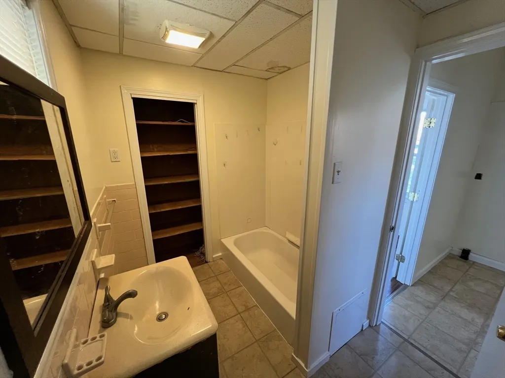 3 bed, 1 bath apartment for rent at 44 Laurel St Unit 1, Leominster — photo 7 of 11