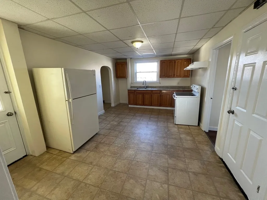 3 bed, 1 bath apartment for rent at 44 Laurel St Unit 1, Leominster — photo 5 of 11