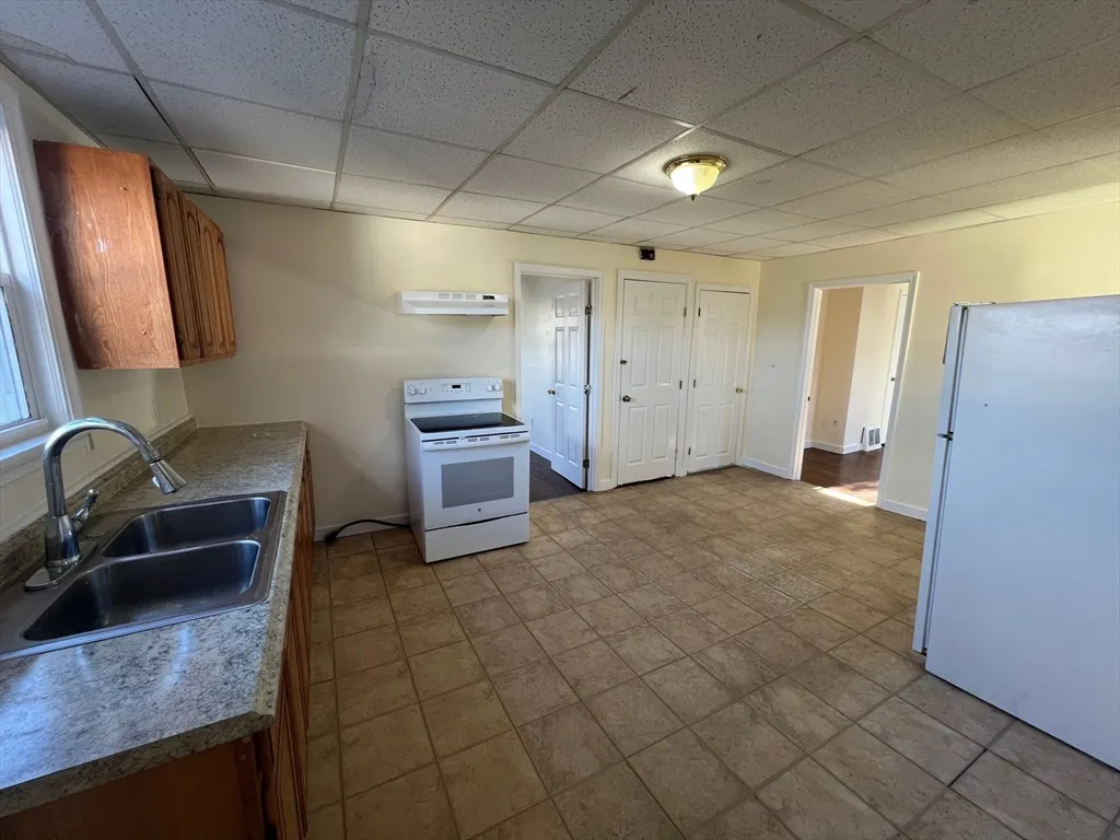 3 bed, 1 bath apartment for rent at 44 Laurel St Unit 1, Leominster — photo 6 of 11