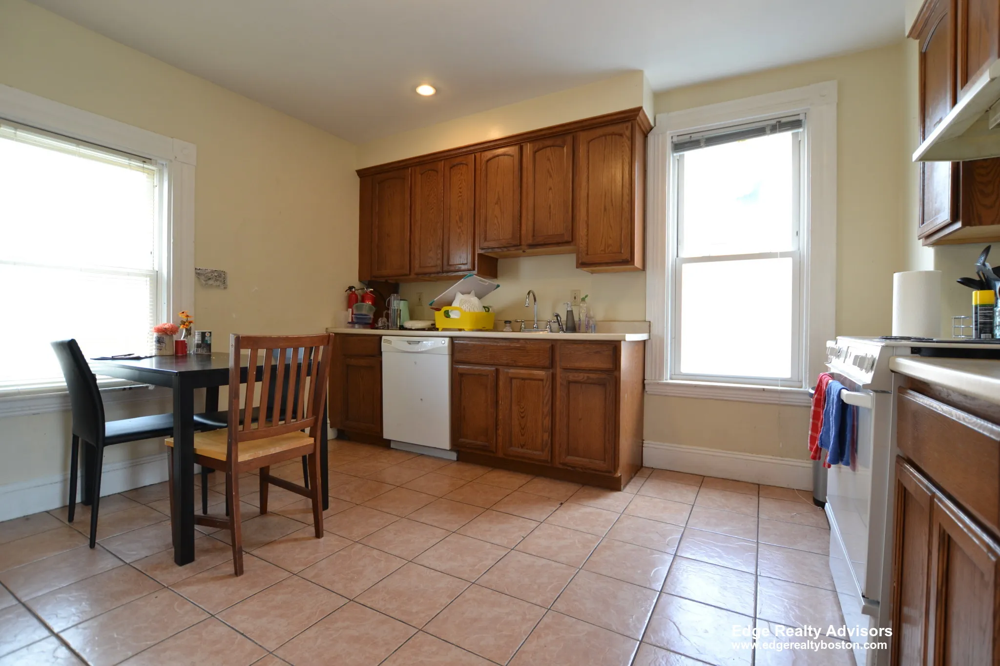 6 bed, 2 bath apartment for rent at 44 Linden St Unit 1, Allston — photo 2 of 8