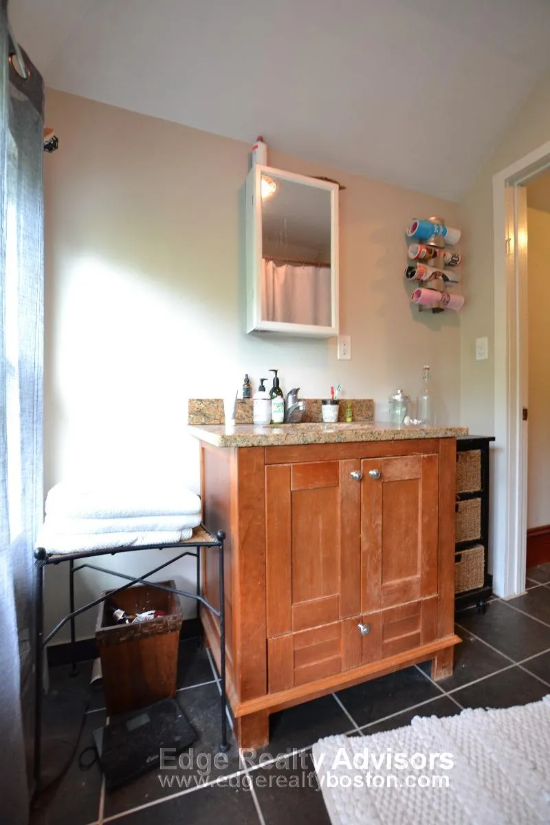 4 bed, 2 bath apartment for rent at 44 Mapleton St Unit 1, Brighton — photo 11 of 15
