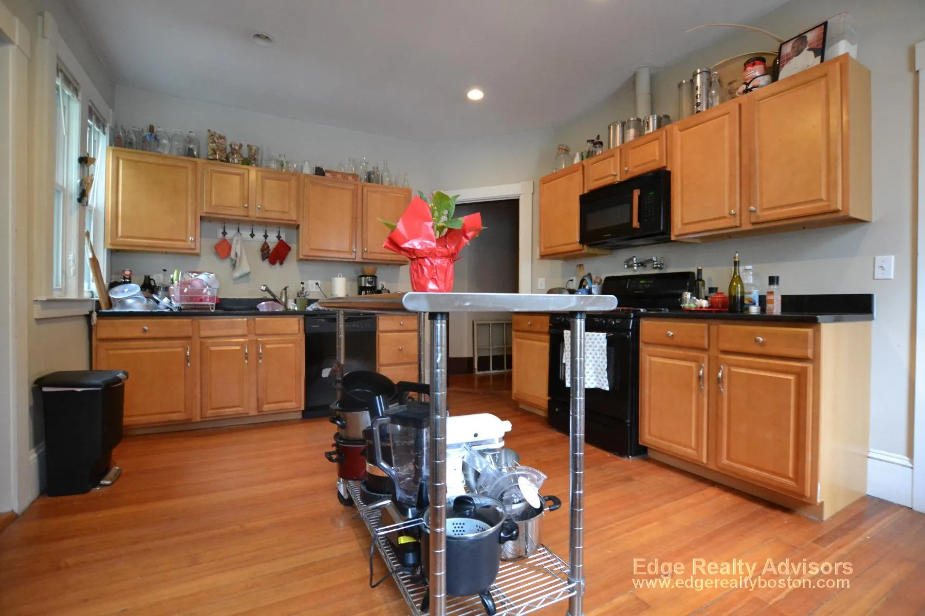 4 bed, 2 bath apartment for rent at 44 Mapleton St Unit 1, Brighton — photo 1 of 15