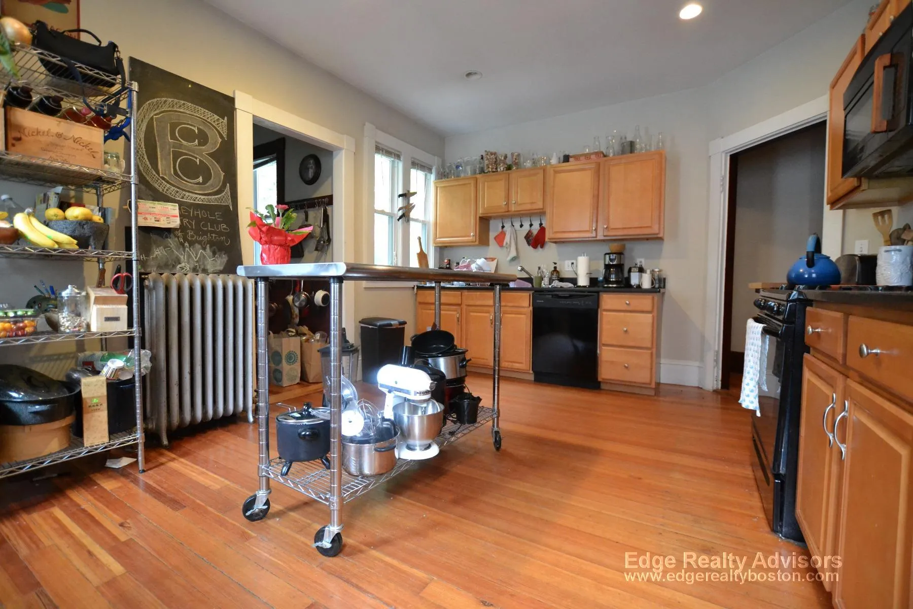 4 bed, 2 bath apartment for rent at 44 Mapleton St Unit 1, Brighton — photo 2 of 15