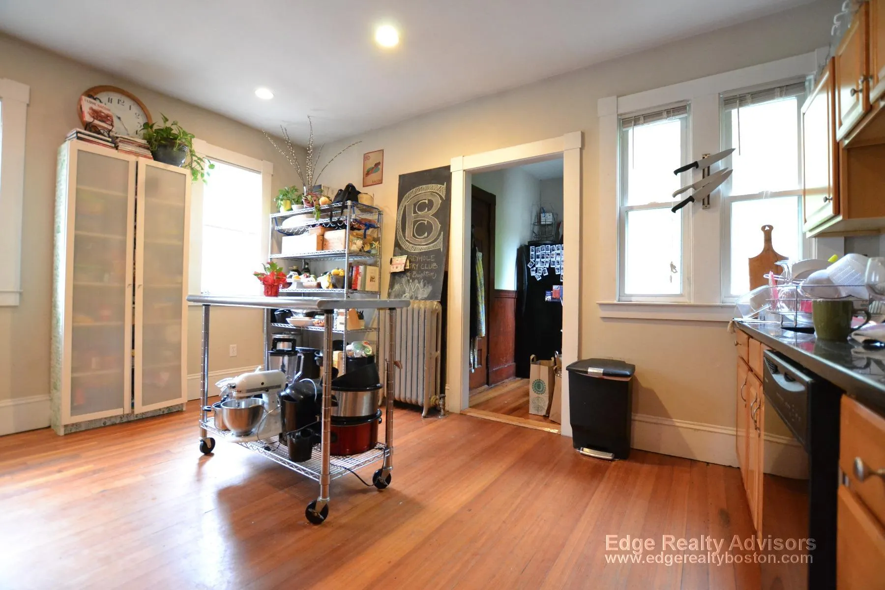 4 bed, 2 bath apartment for rent at 44 Mapleton St Unit 1, Brighton — photo 3 of 15