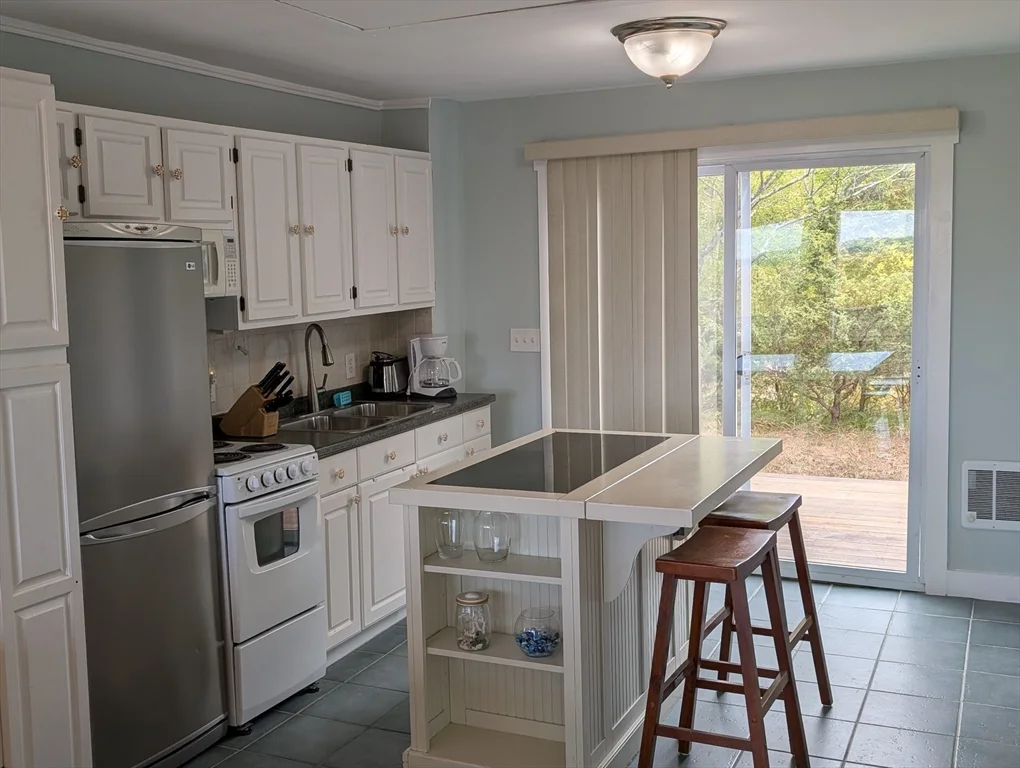 2 bed, 1 bath apartment for rent at 44 Old Point, Newbury — photo 6 of 7