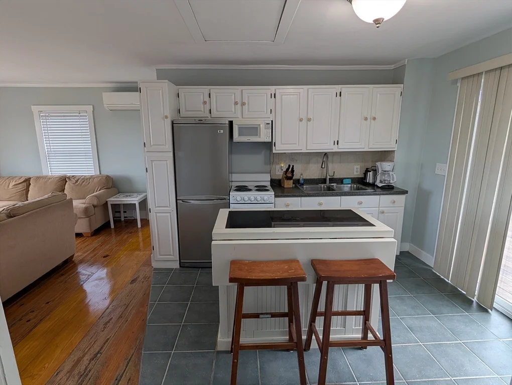 2 bed, 1 bath apartment for rent at 44 Old Point, Newbury — photo 5 of 7