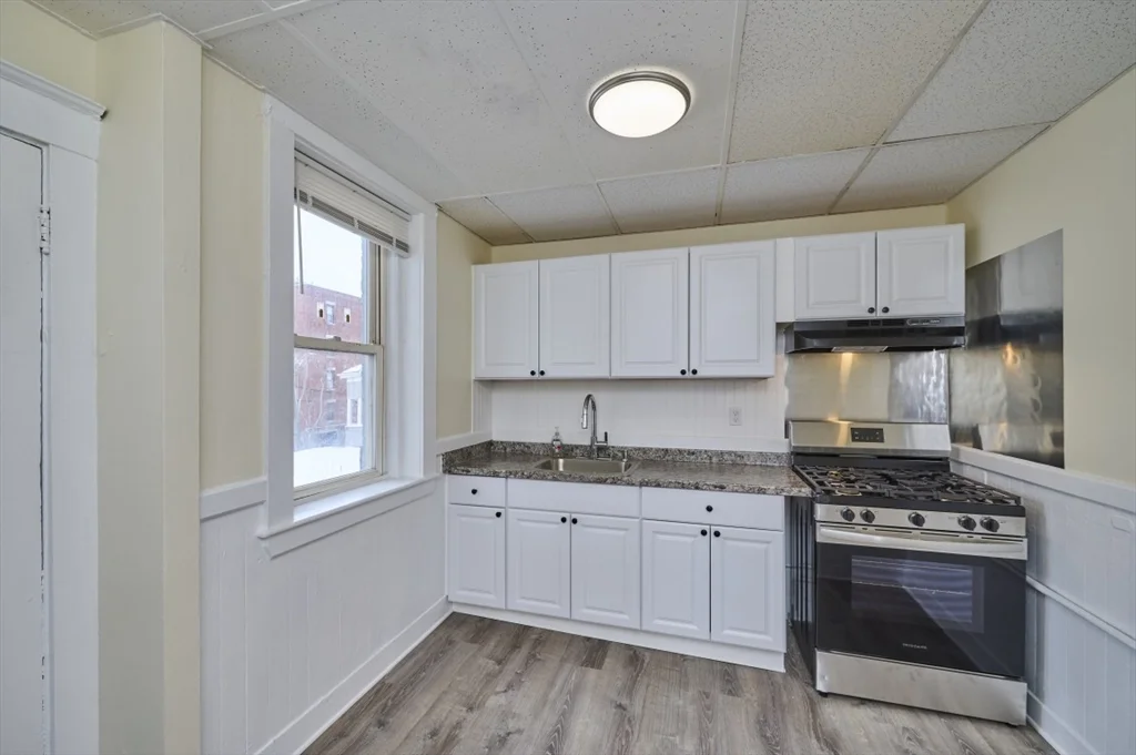 3 bed, 1 bath apartment for rent at 44 Park St Unit 4, Salem — photo 2 of 11