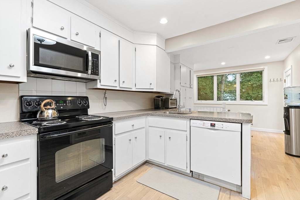 3 bed, 2 bath apartment for rent at 44 Rowena Rd, Newton — photo 9 of 23