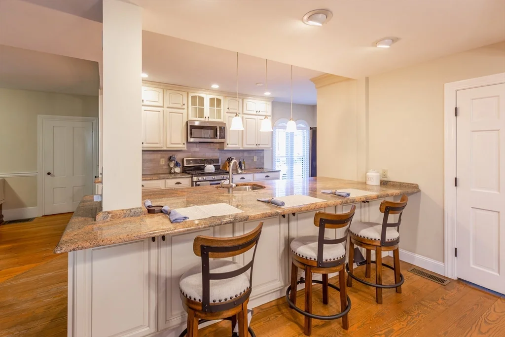 4 bed, 2 bath apartment for rent at 44 Russell St, Downtown — photo 6 of 25