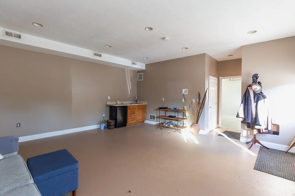 1 bed, 1 bath apartment for rent at 44 Russell St Unit R, Downtown — photo 14 of 18