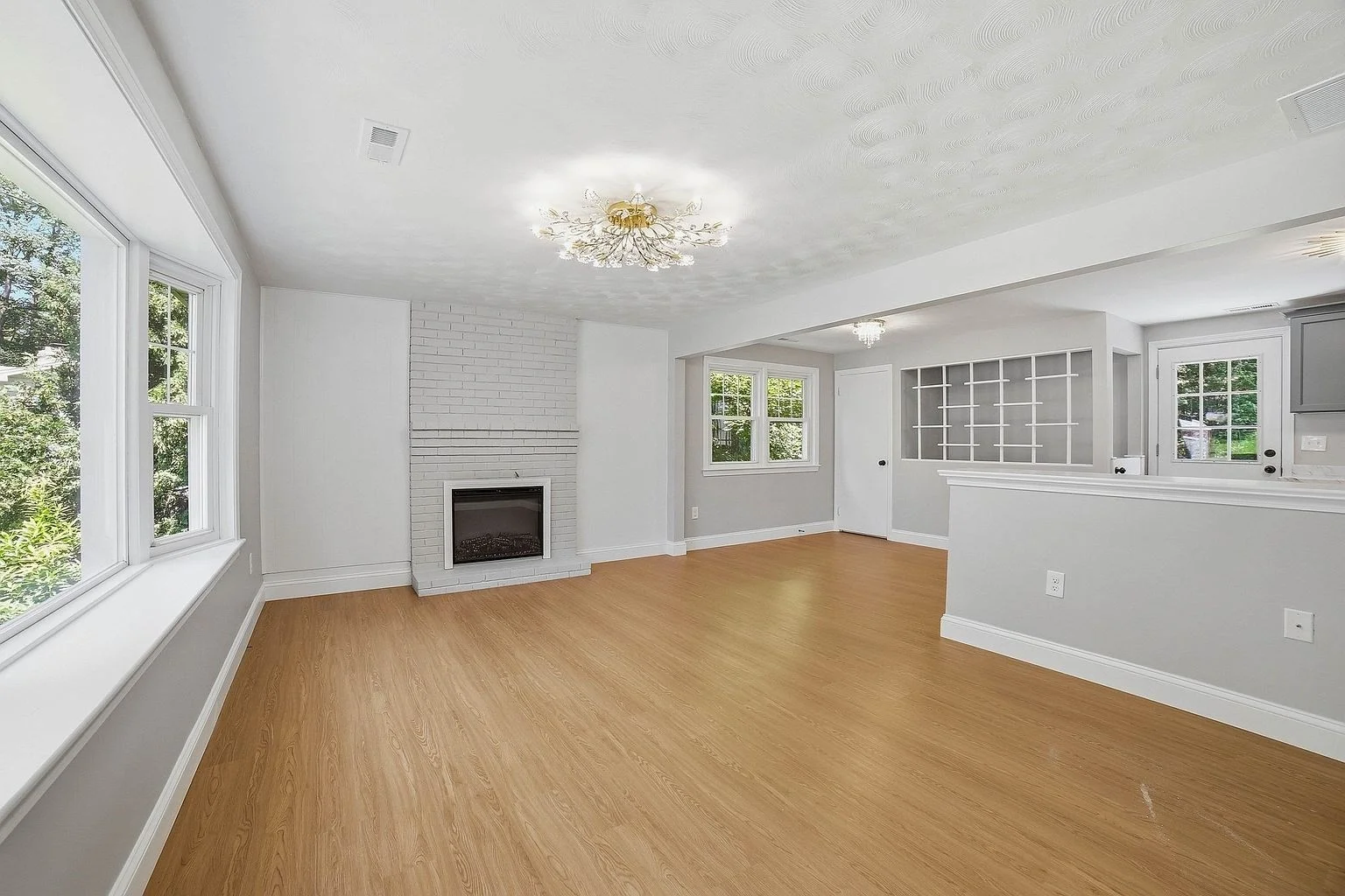 4 bed, 2 bath apartment for rent at 44 Topsfield Cir, Shrewsbury — photo 5 of 26