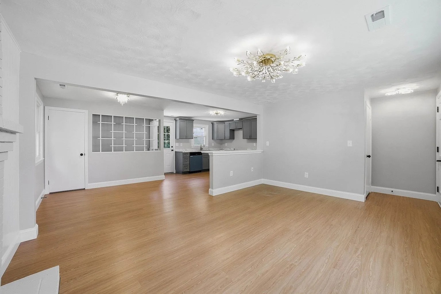 4 bed, 2 bath apartment for rent at 44 Topsfield Cir, Shrewsbury — photo 6 of 26