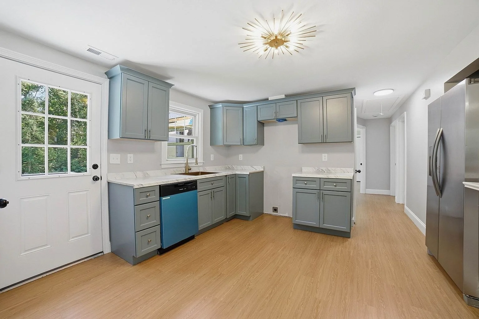 4 bed, 2 bath apartment for rent at 44 Topsfield Cir, Shrewsbury — photo 2 of 26