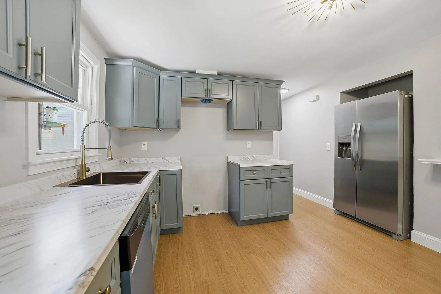 4 bed, 2 bath apartment for rent at 44 Topsfield Cir, Shrewsbury — photo 4 of 26