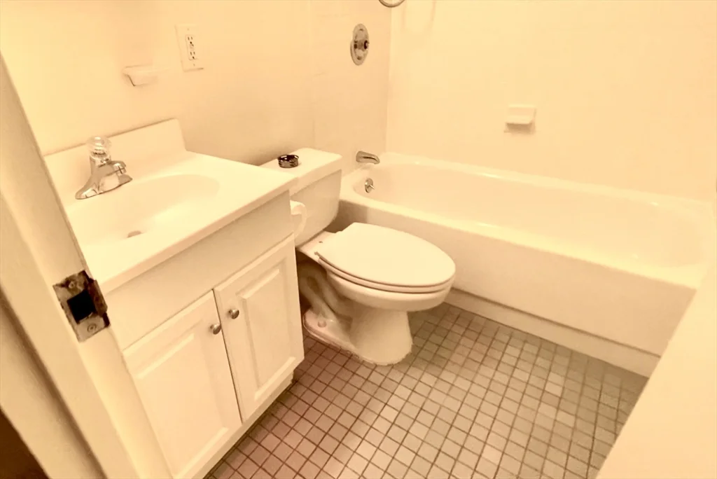 Studio bed, 1 bath apartment for rent at 44 Washington St Unit 612, Brookline Village — photo 4 of 10